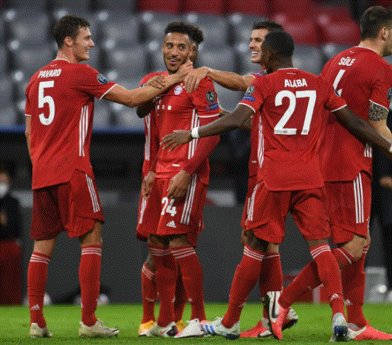 Tolisso félicité par ses coéquipiers après son but contre l’Atlético Madrid