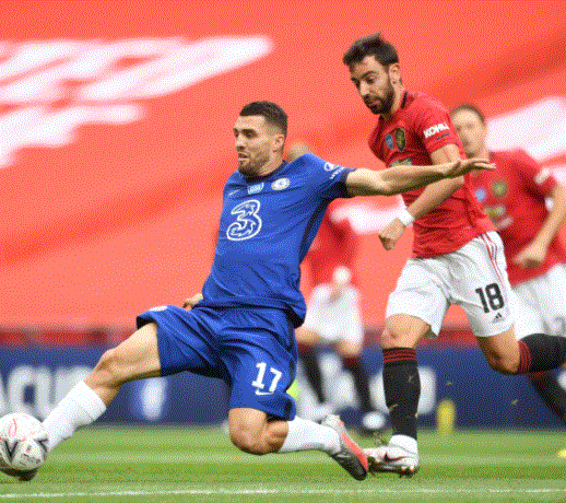 Fernandes et Kovačić se disputant un ballon