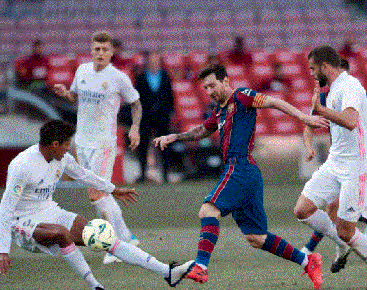 Lionel Messi aux prises avec plusieurs défenseurs du Real Madrid 