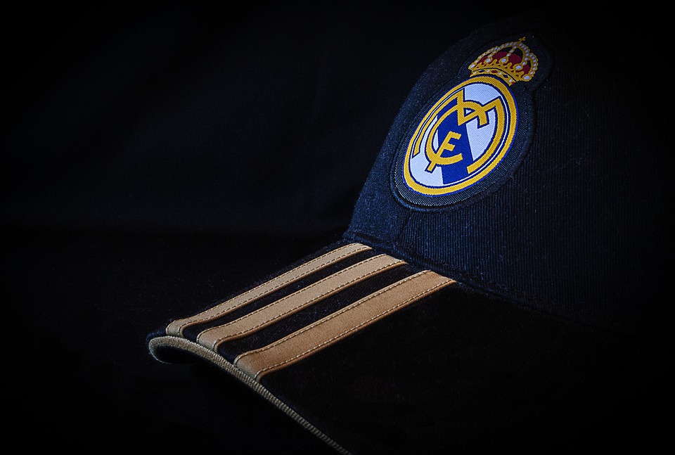 casquette floquée avec le logo du Real Madrid