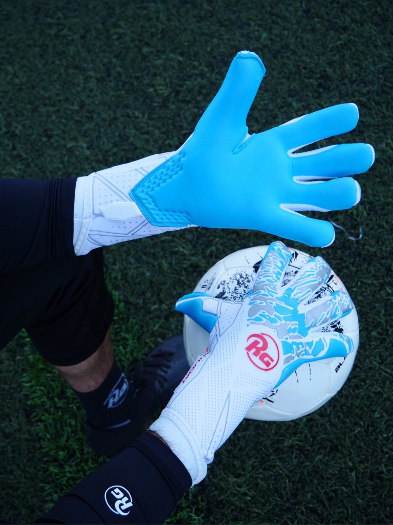 Gardien tenant les gants RG Bionix CHR Gigagrip