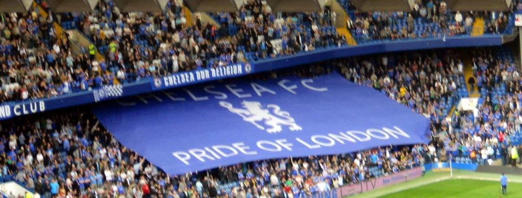 Fans de Chelsea brandissant le drapeau du club