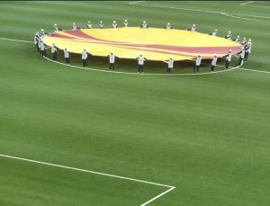 Staff brandissant le drapeau de l’Europa League