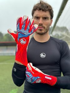 Gardien de but étirant ses gants de foot