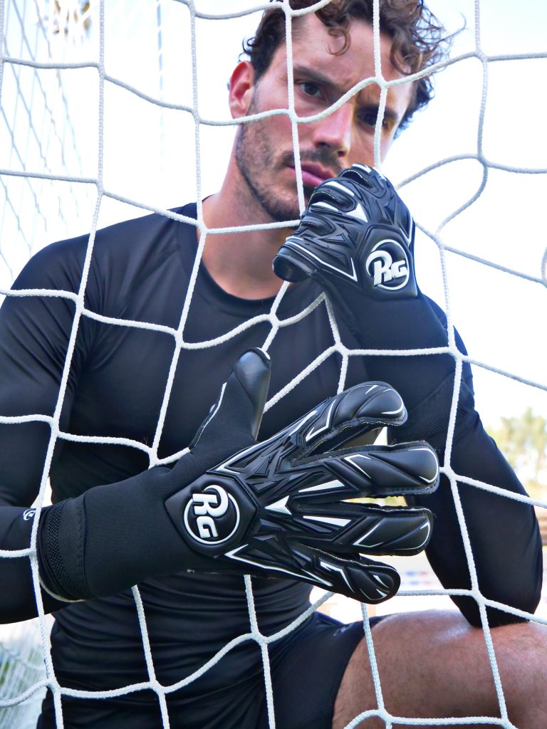 Gardien portant les gants RG Snaga Black